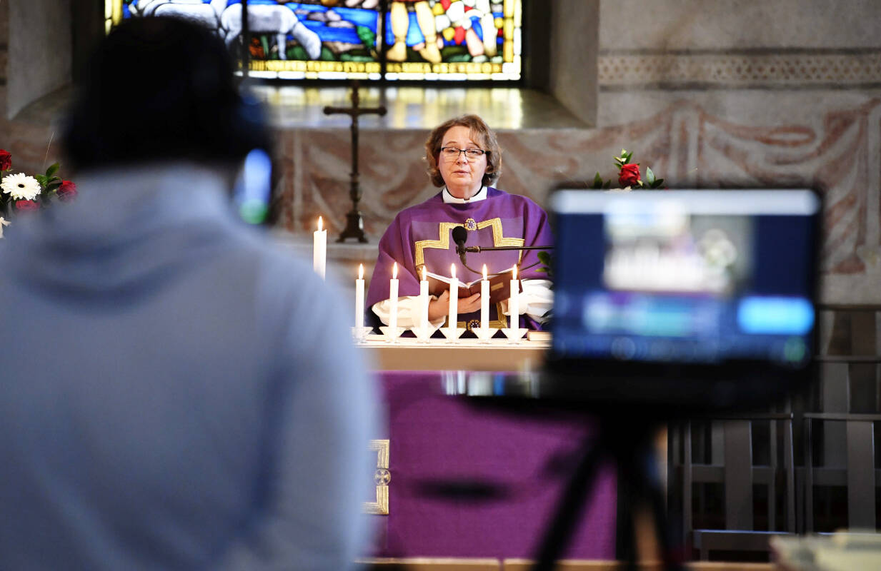 These pictures of Christians attending online prayers & masses to mark Good Friday will surely spread positive vibes!