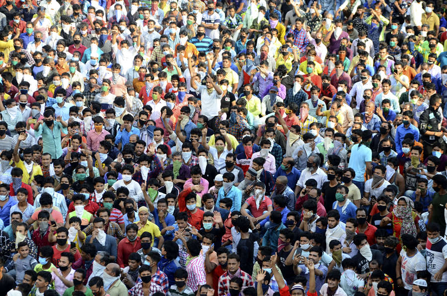 Coronavirus lockdown: Thousands of migrants gather at Mumbai's Bandra station