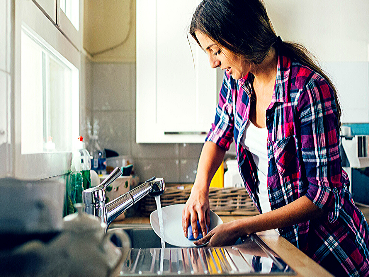 You do the washing up i ve. Мыть посуду картинка. Мексиканка моет посуду. Человек на кухне ночью моет посуду. Wash up.