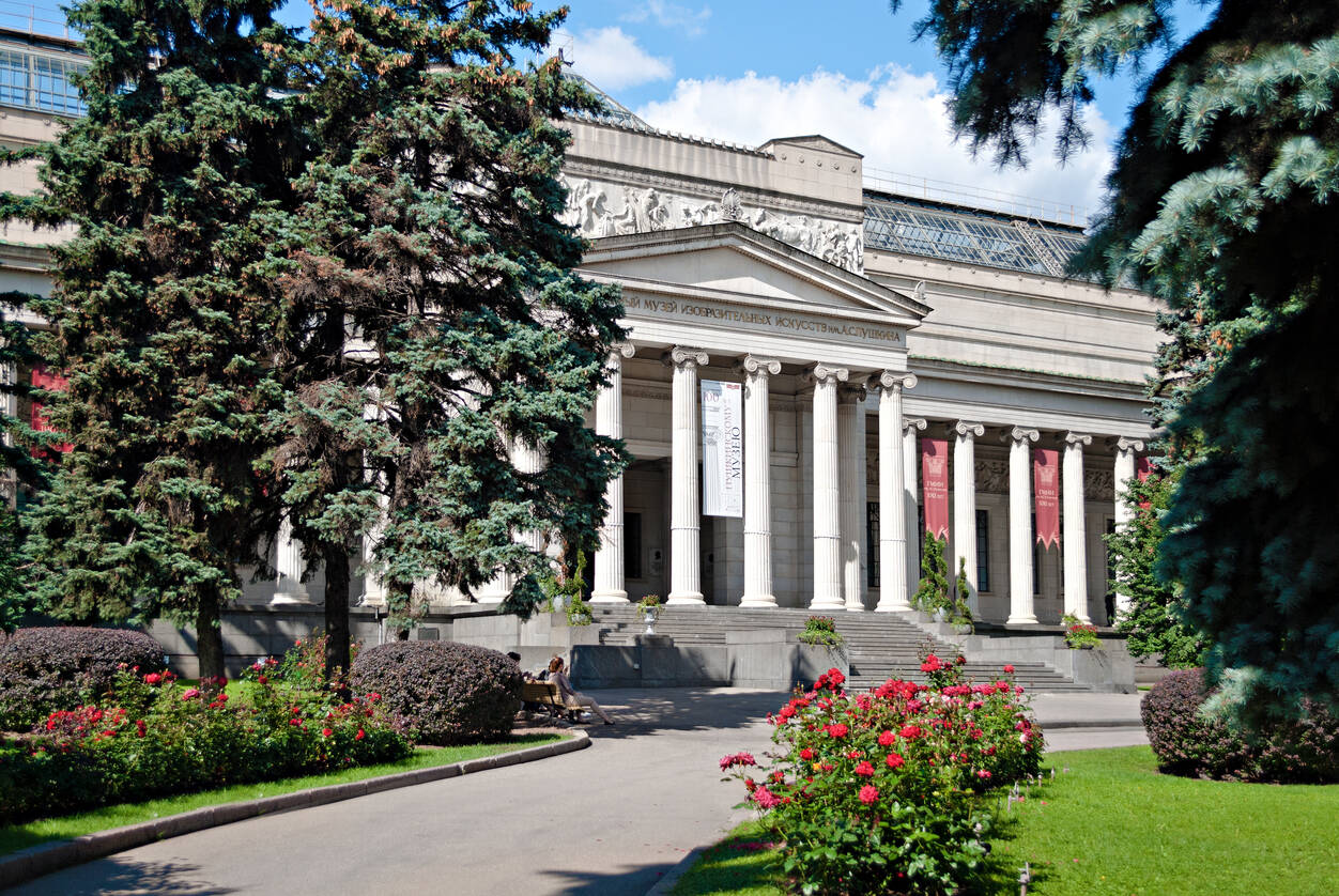 Russian artist self-isolates in an art gallery Russian artist self-isolates in an art gallery