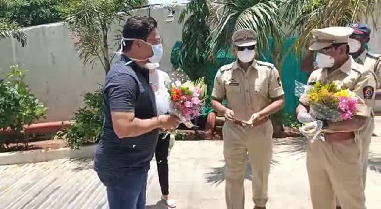 Thane police welcome the inspector after his battle with COVID-19