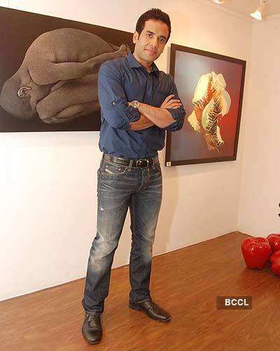 Tusshar Kapoor inaugurates art exhibition