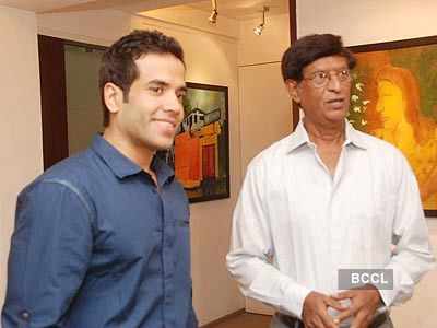 Tusshar Kapoor inaugurates art exhibition