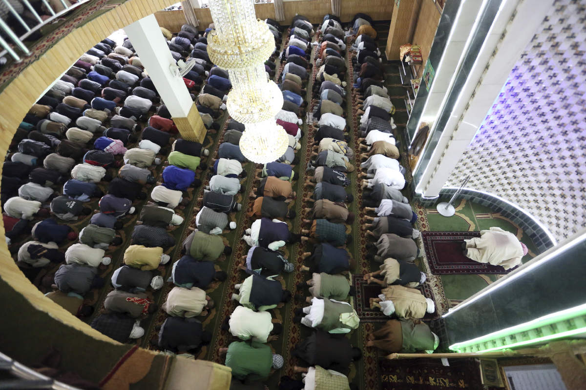 Muslims violate lockdown as thousands offer prayers at mosques on ...