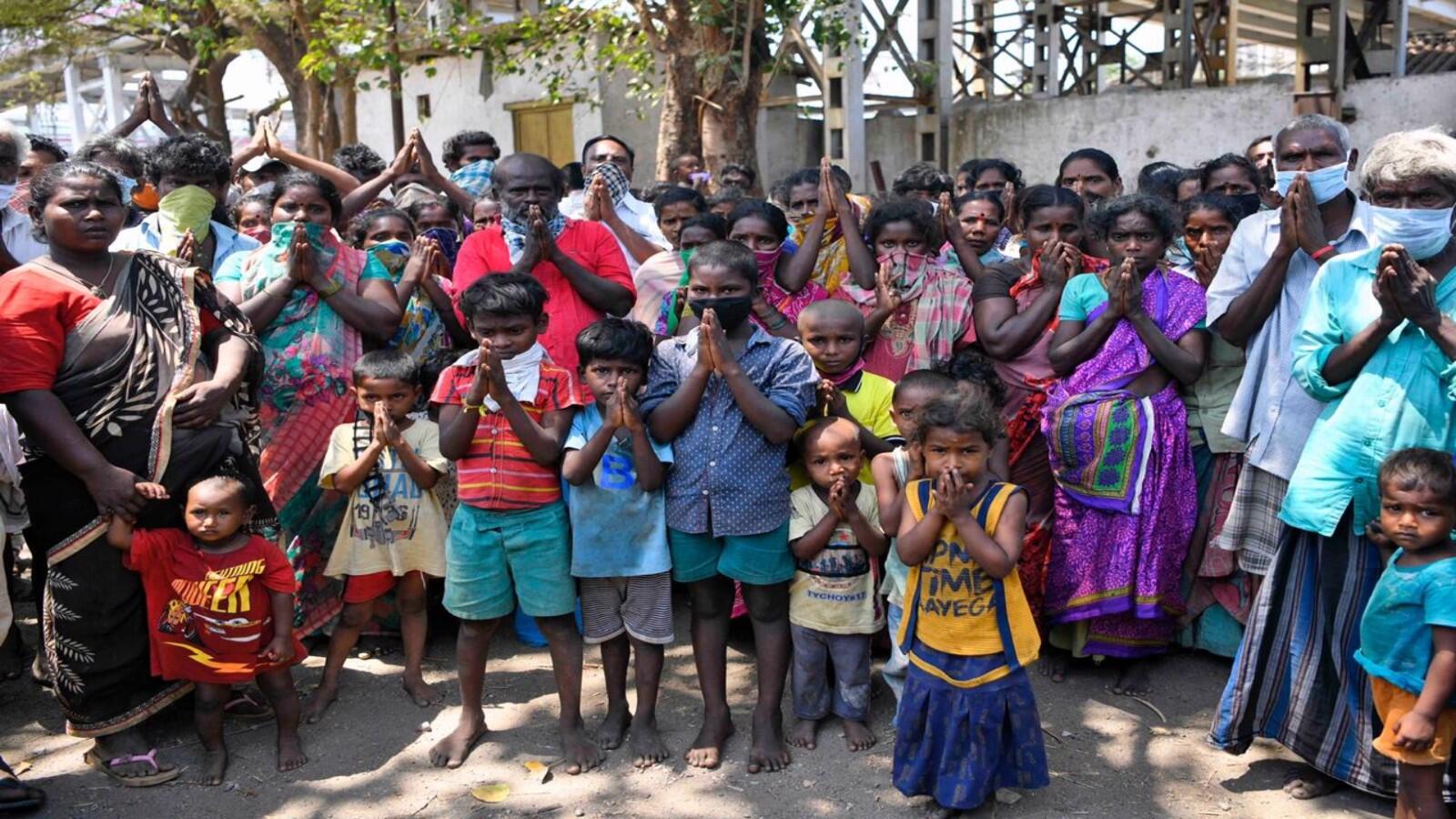Migrant workers stuck in Mumbai eke out living in deplorable conditions