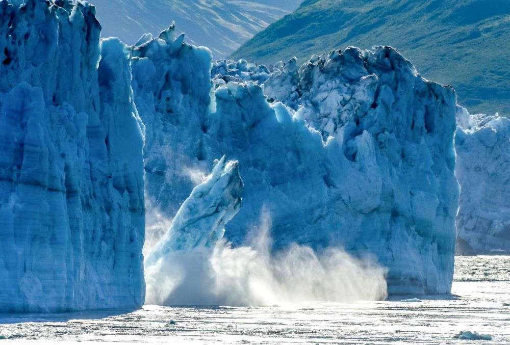 The world’s largest iceberg begins to die in Antarctica