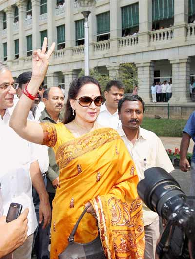 Hema submits byelection papers