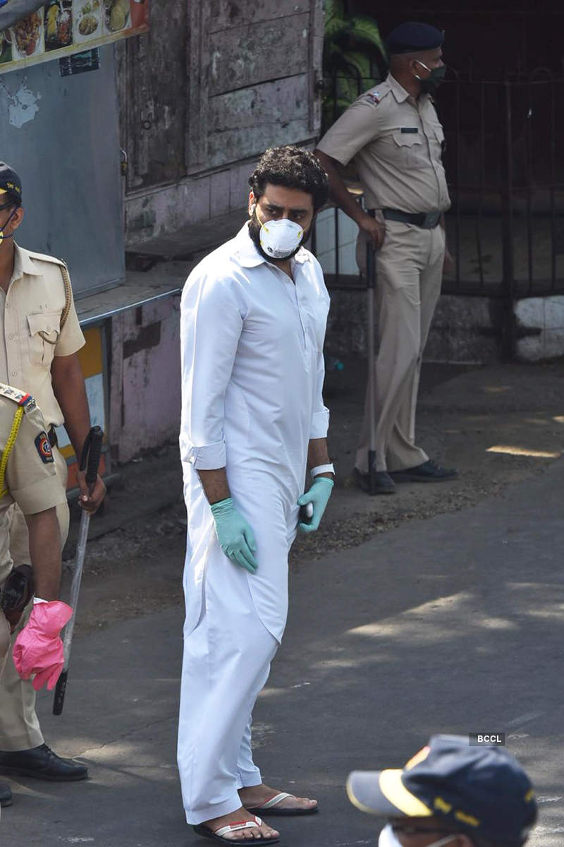 Unseen pictures from Rishi Kapoor's funeral will surely leave you teary-eyed!