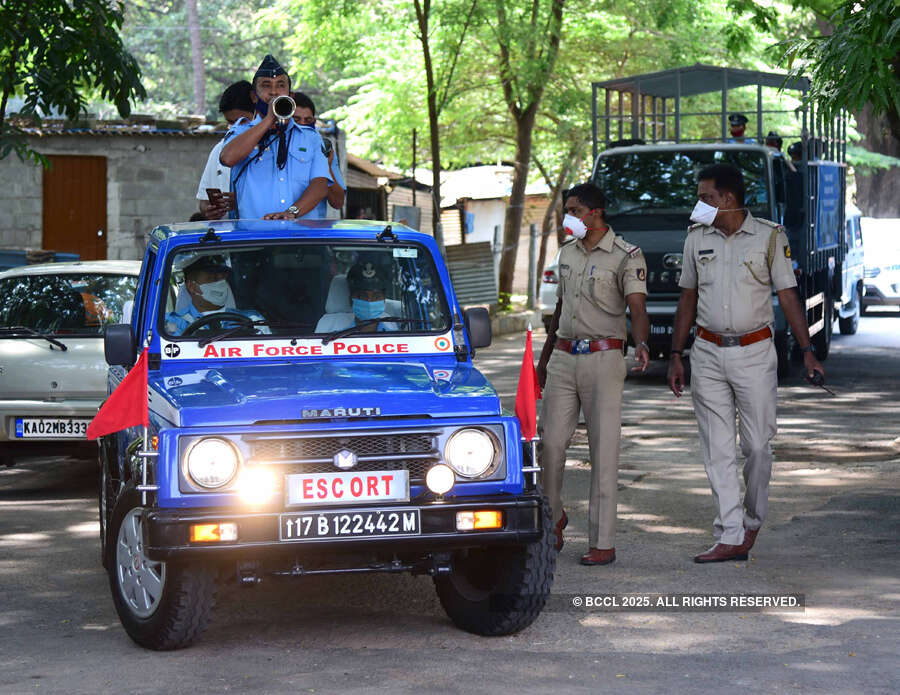 Armed forces salute 'corona warriors' by showering flower petals from choppers