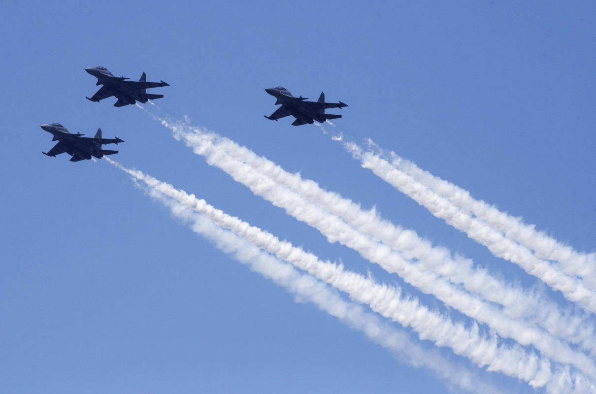 Tributes pour in from the sea, land and sky as armed forces join to salute India's corona warriors