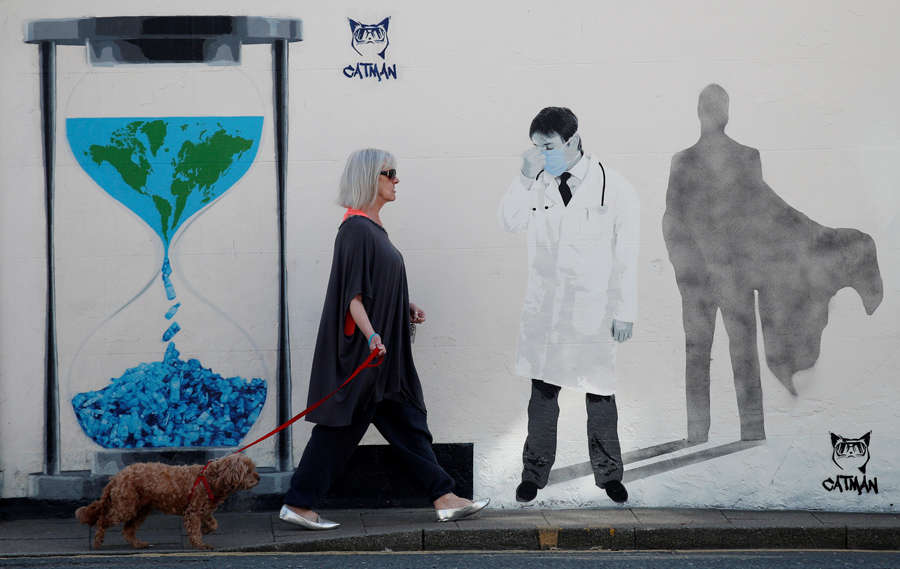 25 photos of coronavirus-themed street art from around the world