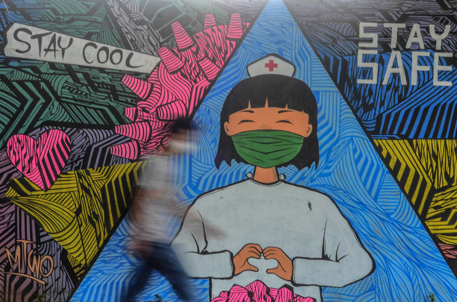 25 photos of coronavirus-themed street art from around the world