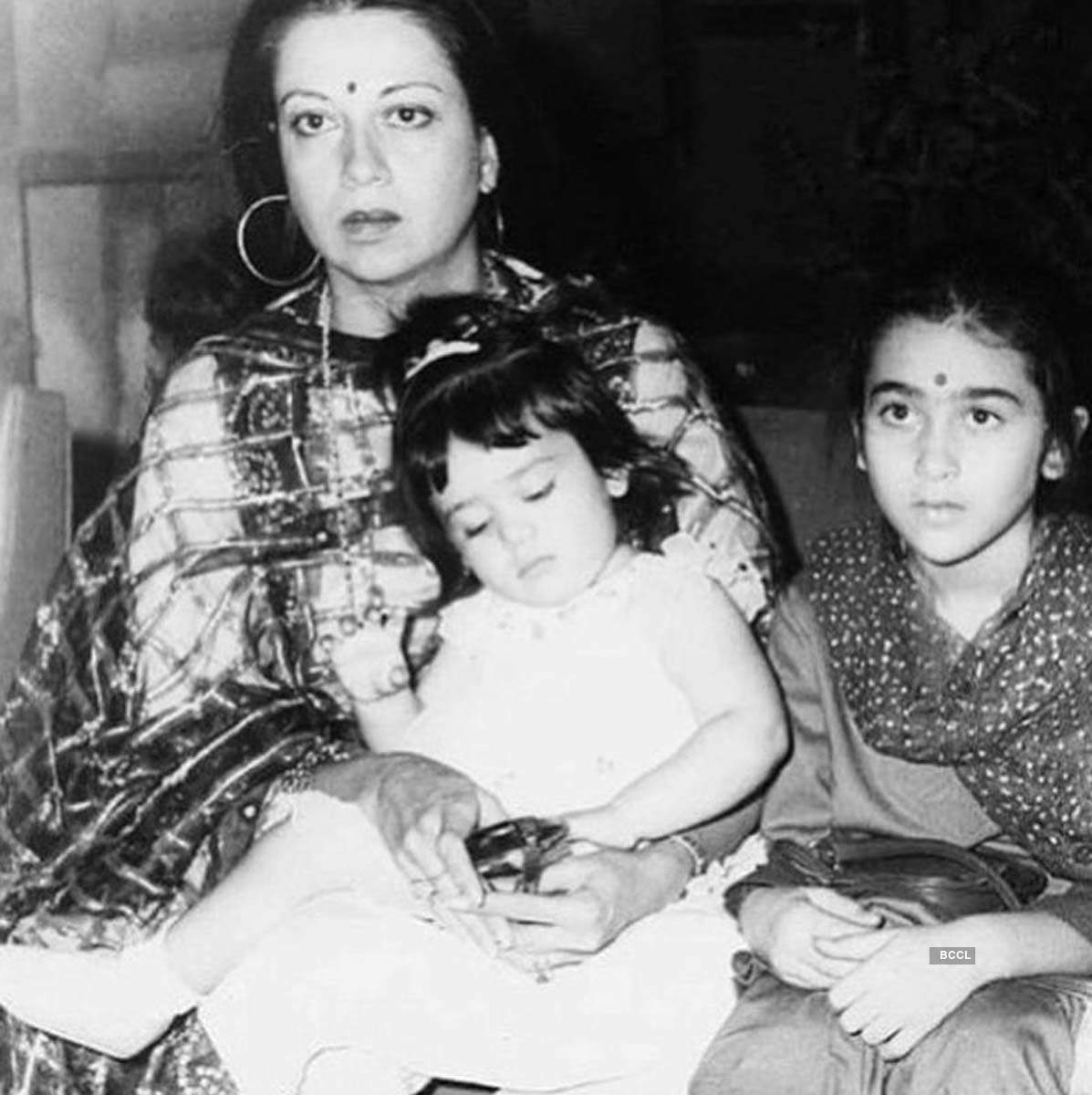 Fans are unable to recognise Kareena Kapoor Khan and Karisma Kapoor in this throwback pic
