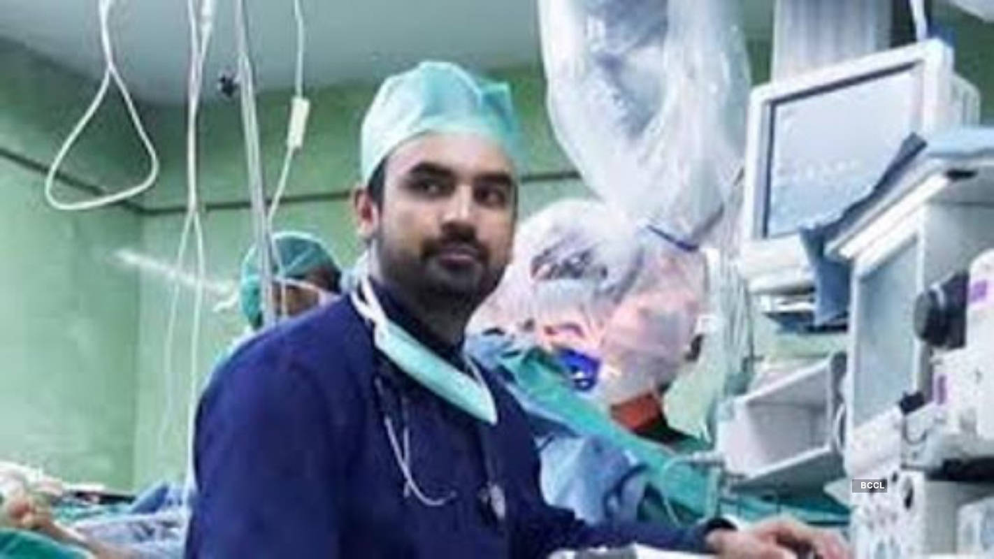 People are hailing this doctor, who removed protective gear to save critical COVID-19 patient