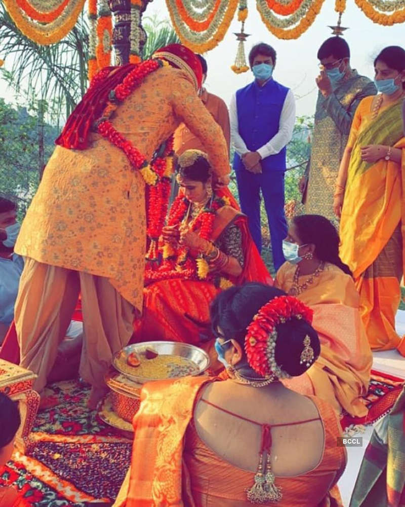 Telugu actor Nikhil Siddhartha ties the knot with Dr Pallavi Varma amid lockdown, see pictures