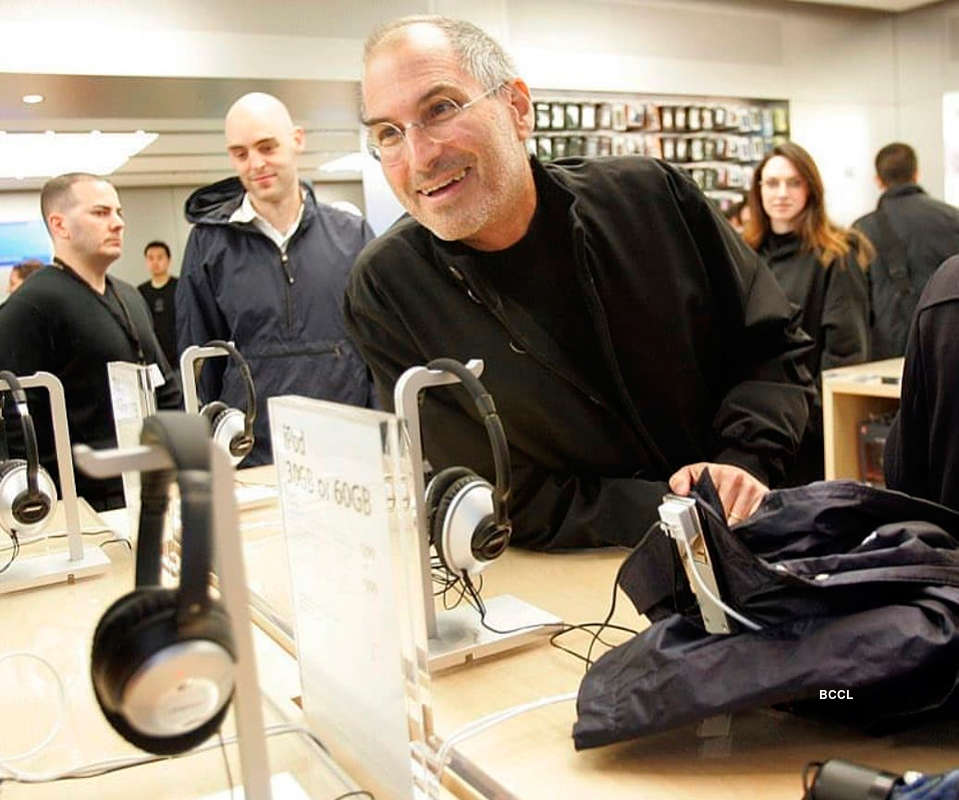 Rare pictures of Apple's Steve Jobs having lunch with Google executives go viral