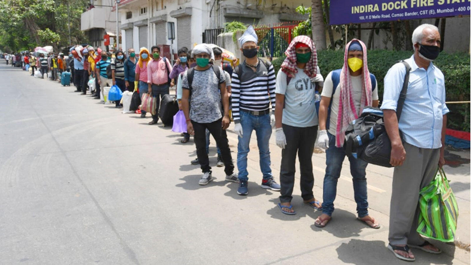 Mumbai: Migrant workers from Bihar queue up to board Shramik Special ...