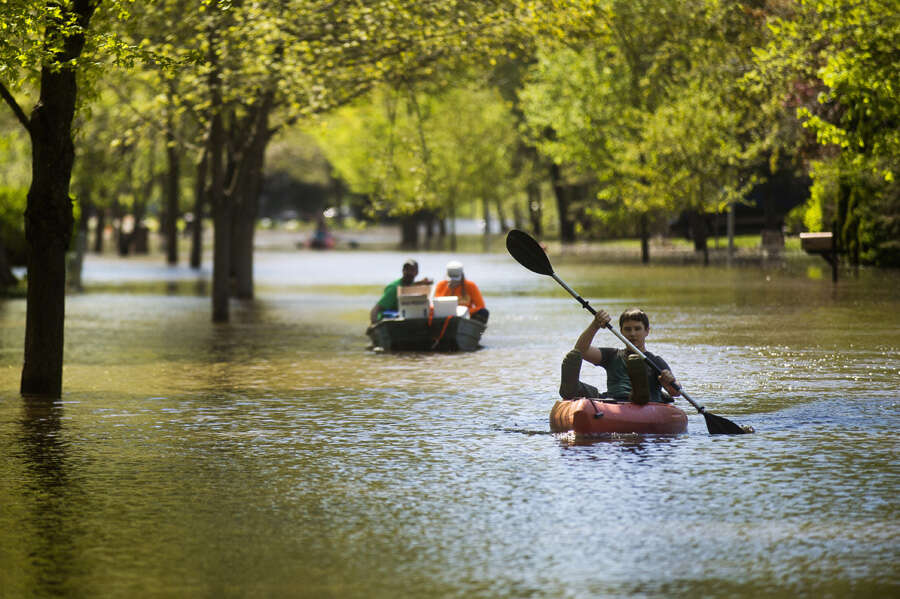 These 35 pictures show how flooding disrupted normal life in Michigan