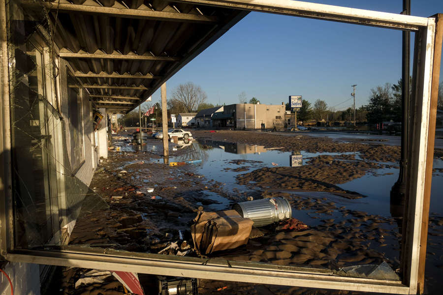 These 35 pictures show how flooding disrupted normal life in Michigan