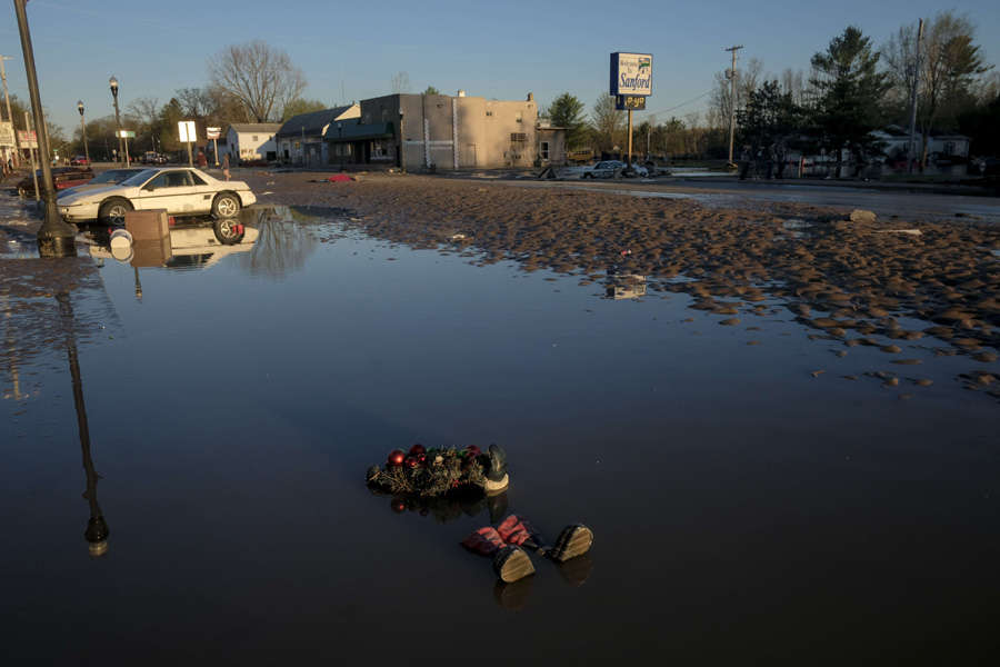 These 35 pictures show how flooding disrupted normal life in Michigan