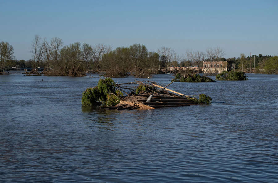 These 35 pictures show how flooding disrupted normal life in Michigan