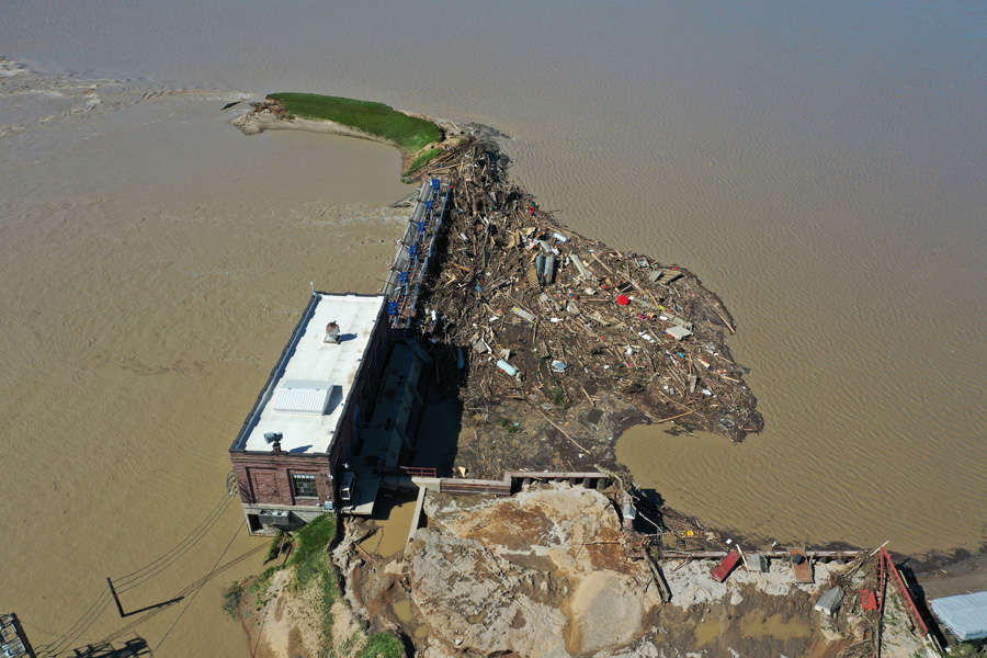 These 35 pictures show how flooding disrupted normal life in Michigan