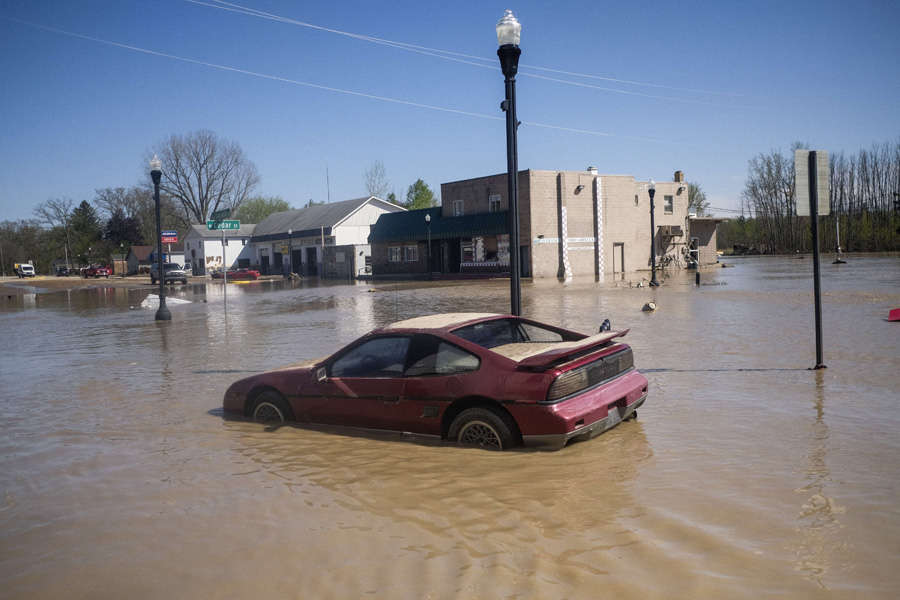 These 35 pictures show how flooding disrupted normal life in Michigan