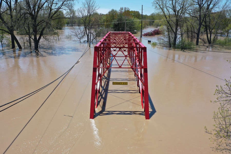 These 35 pictures show how flooding disrupted normal life in Michigan