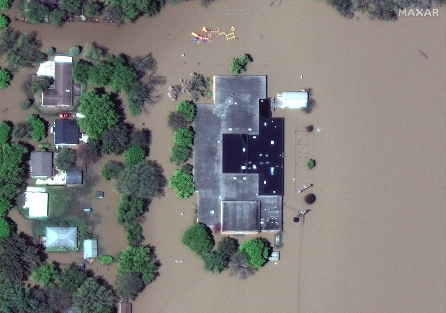 These 35 pictures show how flooding disrupted normal life in Michigan