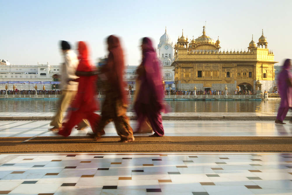 Devotees flock Golden Temple and other shrines in Amritsar, break social distancing rules Devotees flock Golden Temple and other shrines in Amritsar, break social distancing rules