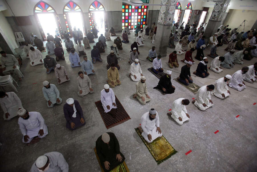 Muslims mark Ramazan with coronavirus lockdown around the world