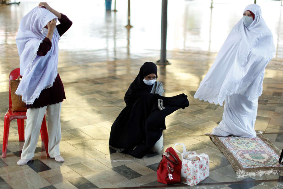 Muslims mark Ramadan with coronavirus lockdown around the world