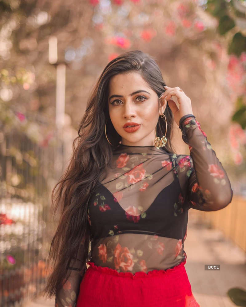 Urfi Javed commands attention with unconventional outfits, bewitching pictures make heads turn