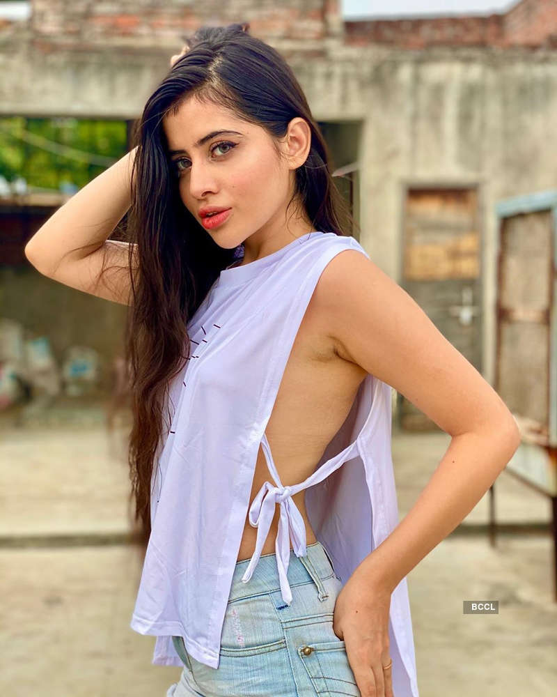 Urfi Javed commands attention with unconventional outfits, bewitching pictures make heads turn