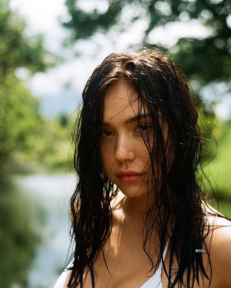 Internet sensation Alexis Ren steams up the cyberspace with her bewitching pictures