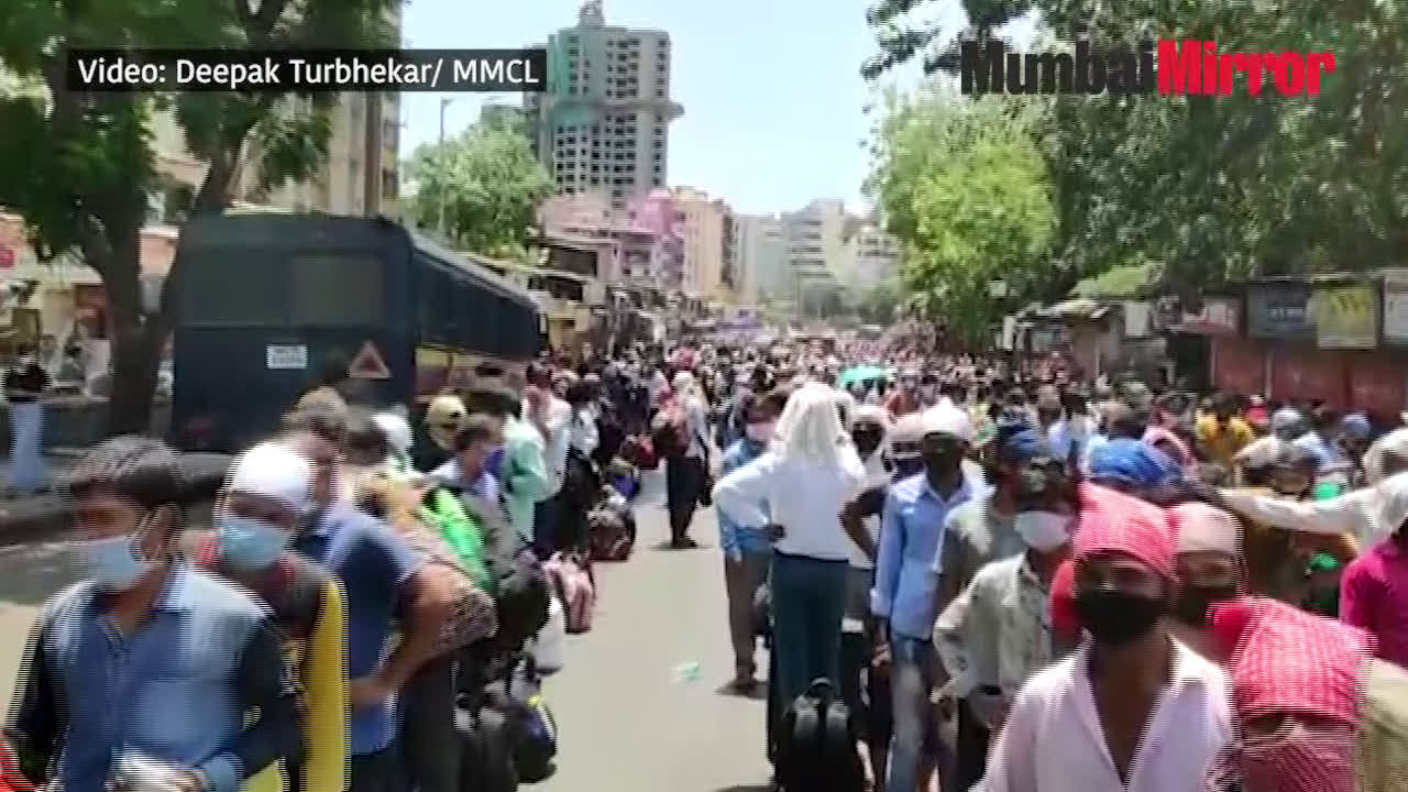 Huge crowd of migrant workers gathers in Dharavi to board buses for CSMT