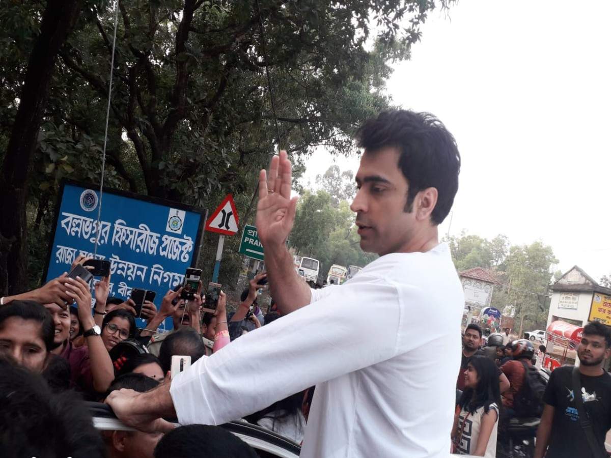 Throwback Time: When crowd went crazy to see Abir during ‘Dictionary’ shoot in Bolpur