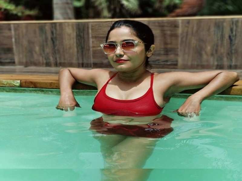 Serial Chiller! This poolside picture of Sayantani will brighten your day