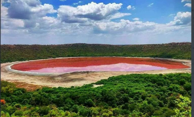 Maharashtra’s Lonar Lake turns pink; officials stunned Maharashtra’s Lonar Lake turns pink; officials stunned