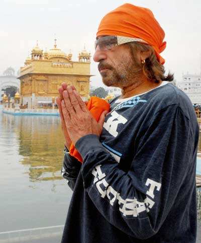 Pictures of famous personalities at shrines