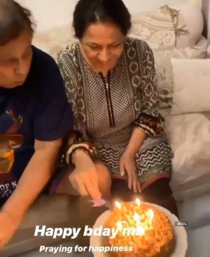 Varun Dhawan hosts a mini-party on his mom's birthday