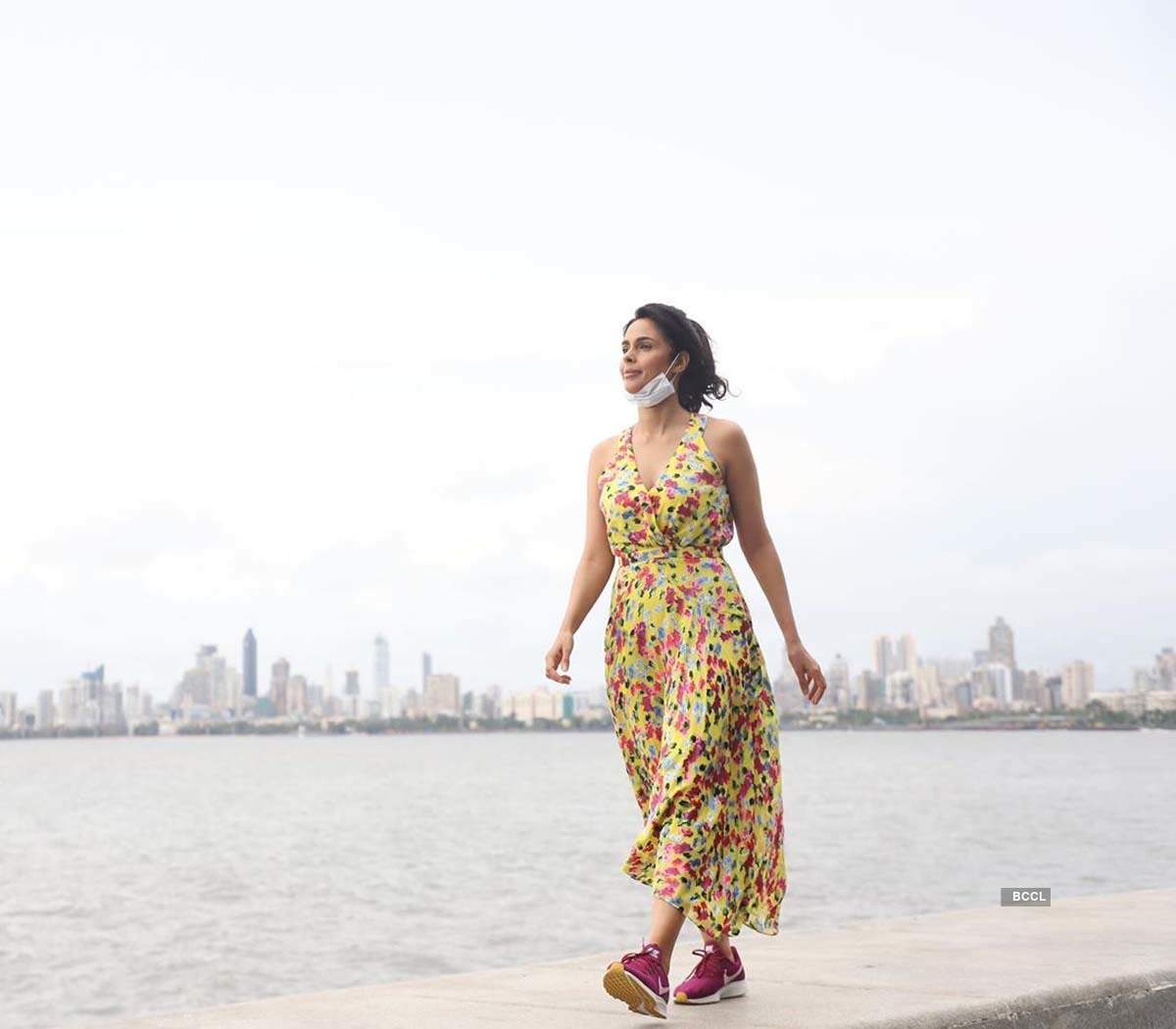 Mallika Sherawat's new picture with Mumbai Police personnel at Marine Drive makes fans curious