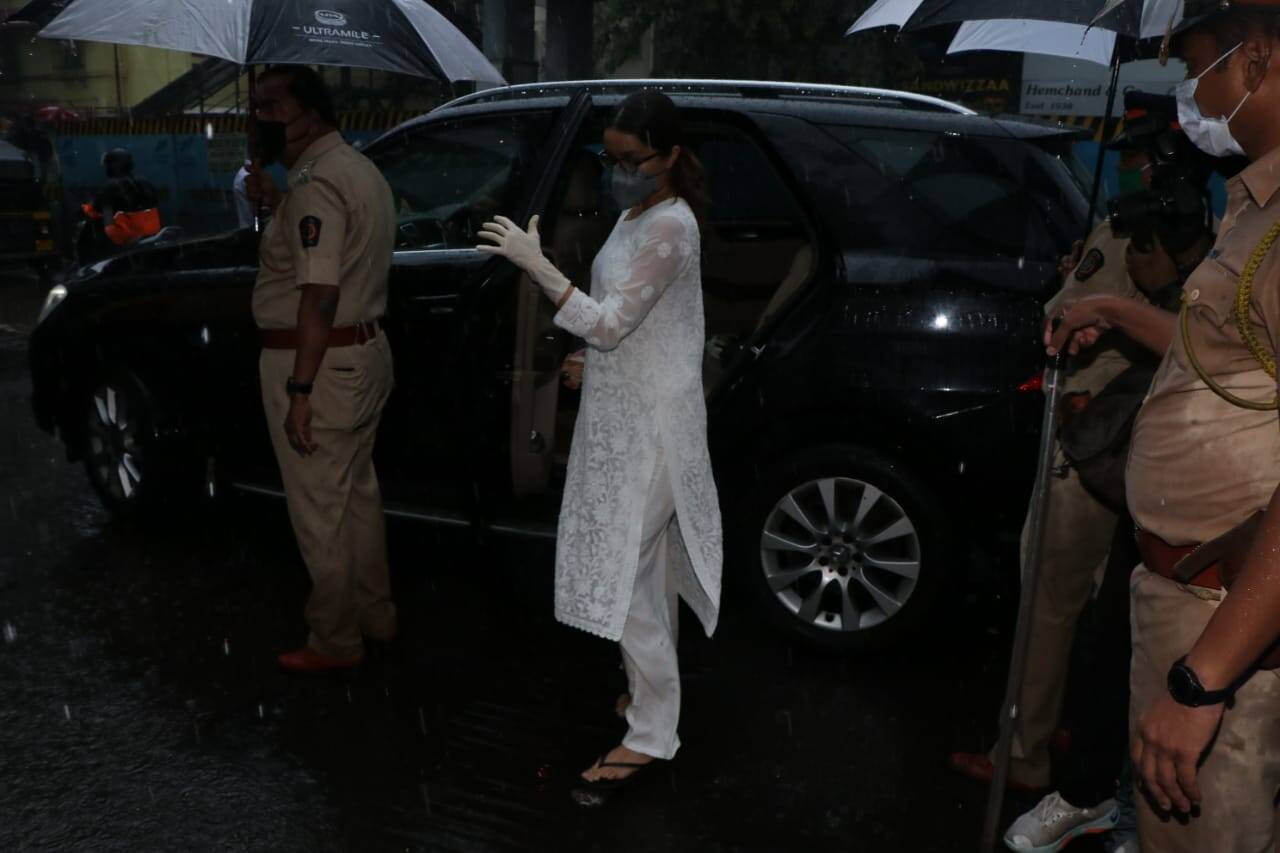 Sushant Singh Rajput last rites photos, videos & latest news update