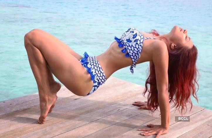 Yoga Day: Actress Aashka Goradia&#39;s asanas will blow your mind Photogallery  - ETimes