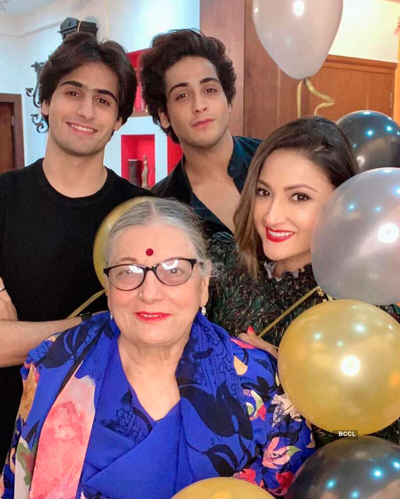 Kasautii Zindagii Kay 명성 Urvashi Dholakia는 전혀 노화되지 않는 것 같습니다.