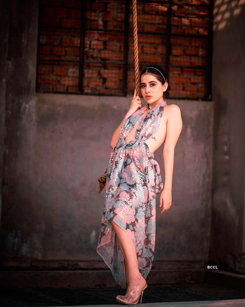 Urfi Javed commands attention with unconventional outfits, bewitching pictures make heads turn