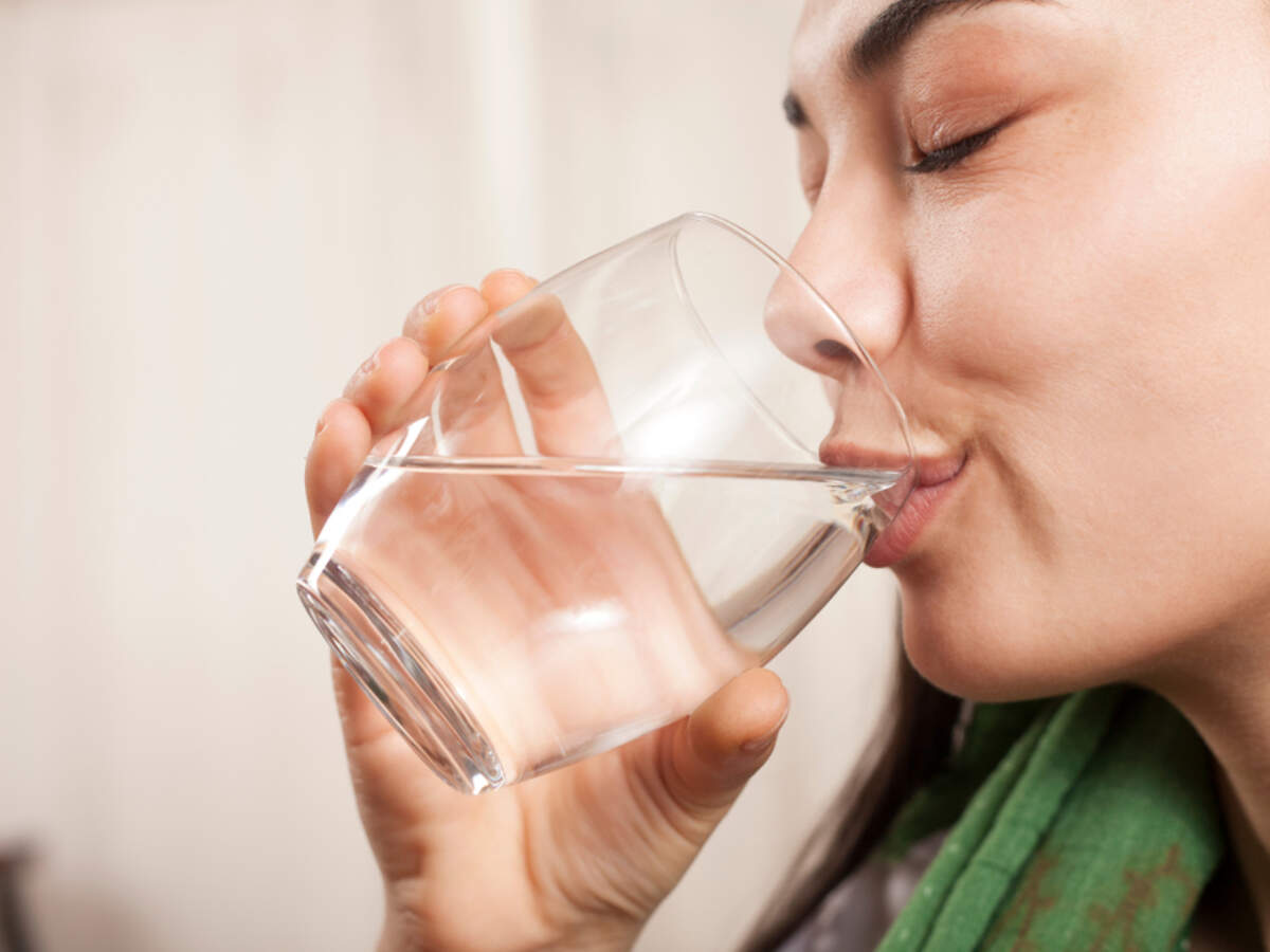 Пить воду при тошноте. Стакан воды. Drinking a Glass of Water at Picnic. In warm Water only.