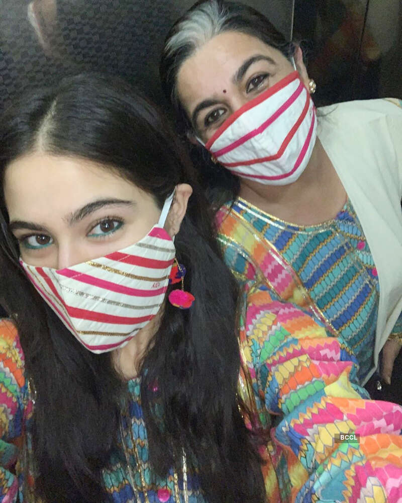 Mother-daughter duo Sara Ali Khan and Amrita Singh are &lsquo;winning&rsquo; & &lsquo;twinning&rsquo; on a day out