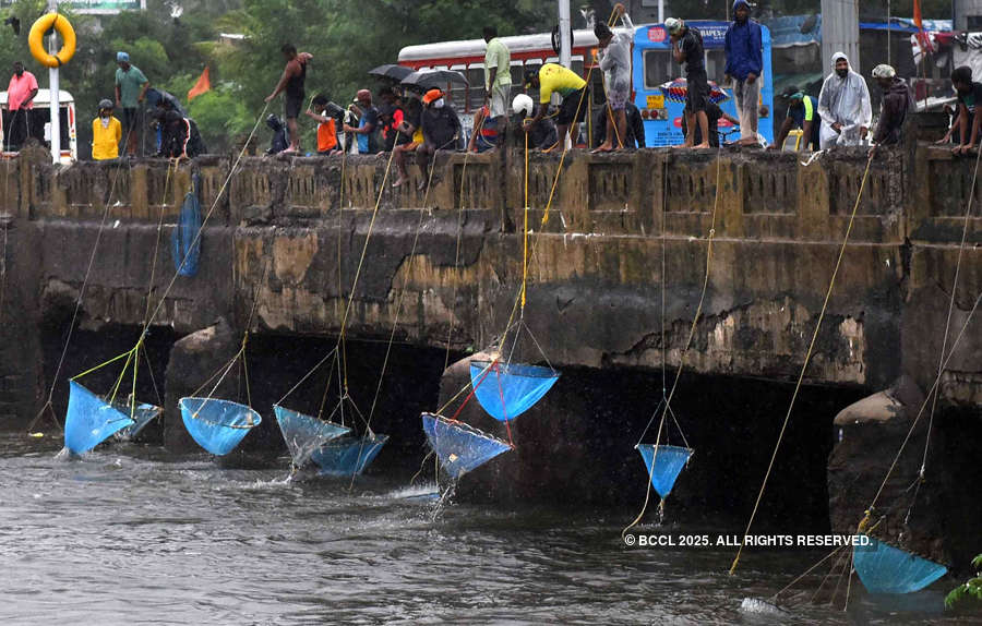 These pictures show how incessant rain disrupted normal life in Mumbai