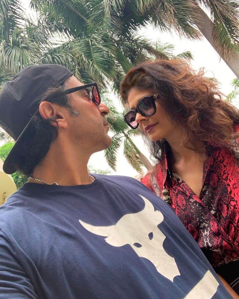 Romantic pictures of Pooja Batra and Nawab Shah go viral on social media
